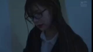 卡哇伊呆萌美少女！娇小身材贫乳！跳蛋震嫩穴，爽的流出白浆，跪在椅子翘屁股，特写嫩穴好想被操